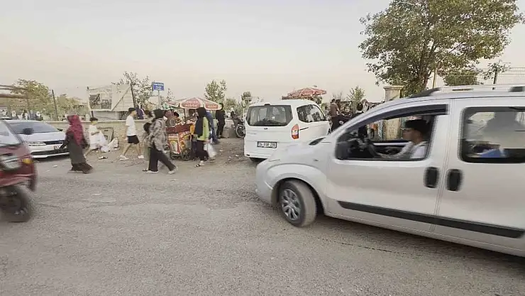 Diyarbakır Yeniköy Mezarlığı'nda araç trafiği ve kirlilik tepki çekiyor