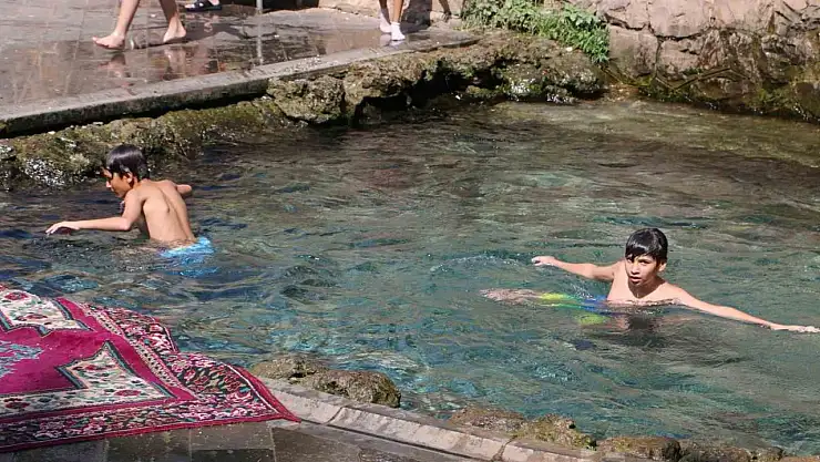 Diyarbakırlı çocuklar yataktan kalkıp süs havuzuna koşuyor