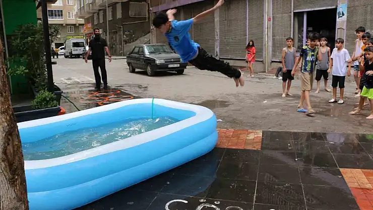 Diyarbakırlı esnaf sıcaktan bunalan çocuklara şişme havuz açtı