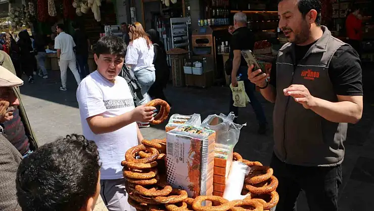 Diyarbakırlı fenomen 5 yıldır canlı yayın bağışlarıyla ücretsiz simit ve meyve suyu dağıtıyor