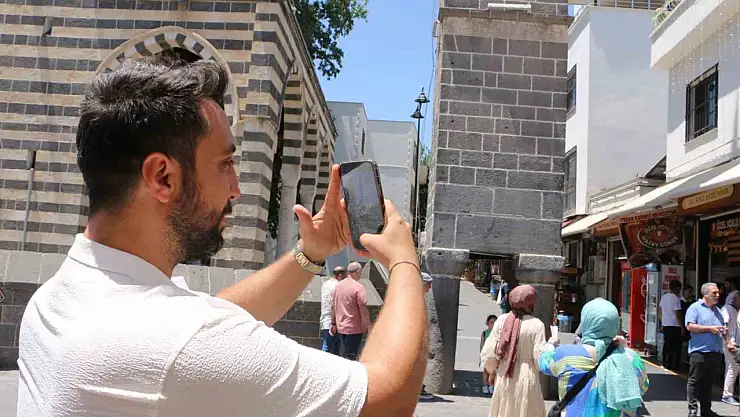 Diyarbakırlı fenomen, ücretsiz kent rehberliği yapıyor