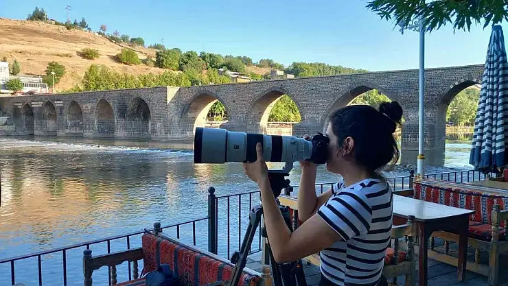 Doğa sanatçısı Taş, Hevsel Bahçelerini objektifine taşımaya devam ediyor