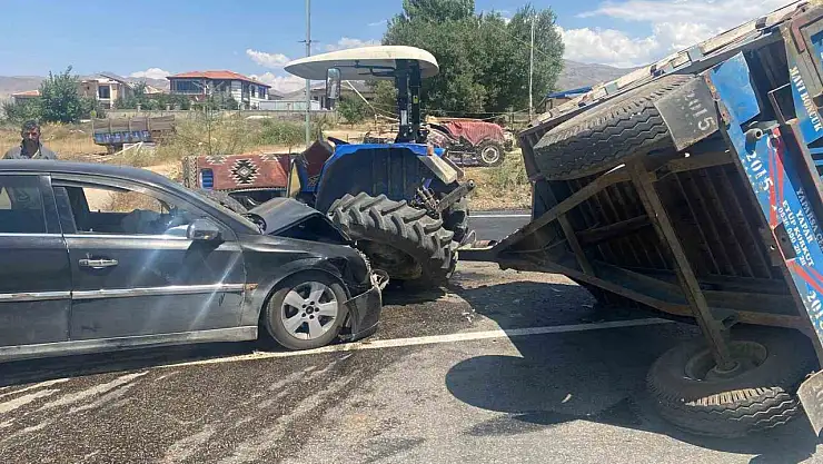 Doğanşehir'de otomobil, traktör römorkuna çarptı: 2 yaralı