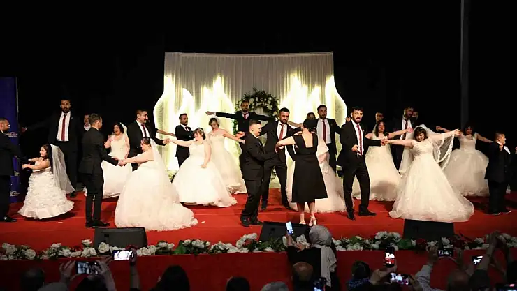 Down sendromlular düğün coşkusu yaşadı: Hem duygusal hem de renkli görüntüler ortaya çıktı