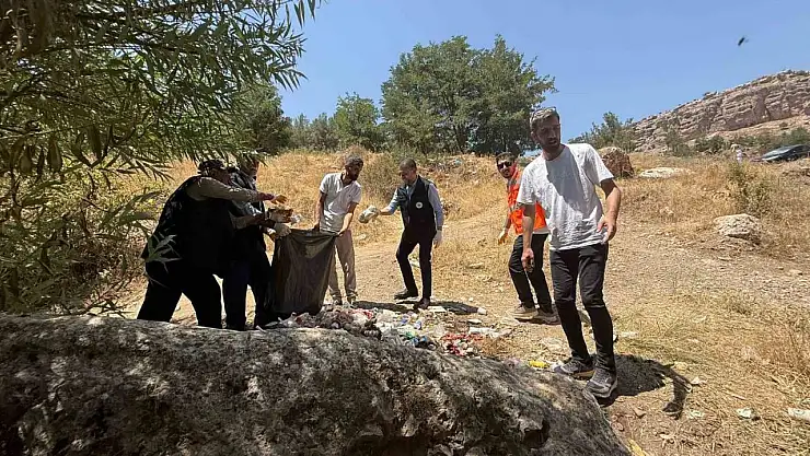 Eğil Belediye Başkanı ve personel piknik alanında çöpleri temizledi
