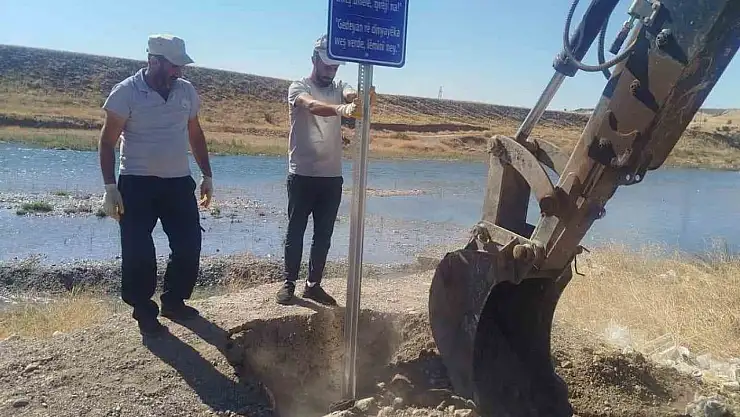 Eğil Belediyesi piknik alanlarının temiz tutulması için 3 dilde uyarı levhaları yerleştirdi