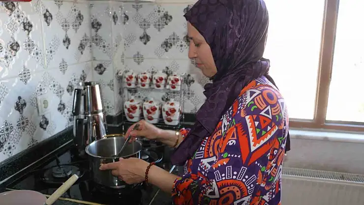 El lezzeti ile ev ekonomisine katkıda bulunuyor