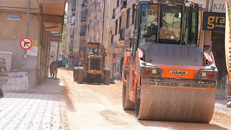 Elazığ Belediyesi Yeni Mahalle'de asfaltlama çalışmalarını sürdürüyor