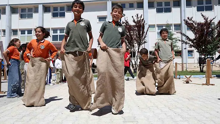 Elazığ'da 'Geleneksel Oyun Tırı' çocukları doyası eğlendirdi