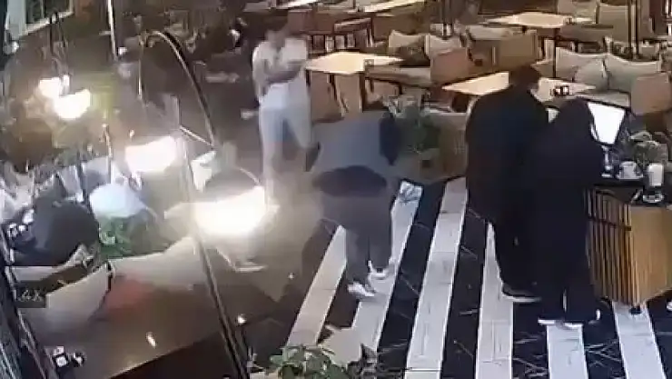 Elazığ'da 2 kişinin yaralandığı silahlı saldırı kamerada