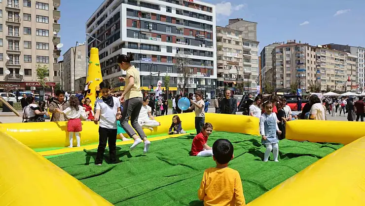Elazığ'da 23 Nisan şenliklerinde çocuklar doyasıya eğlendi