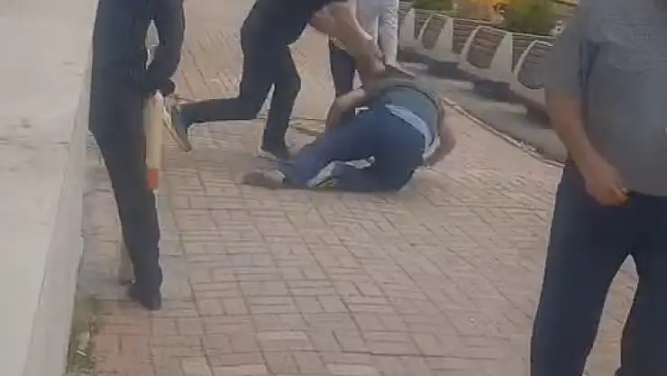 Elazığ'da adliye önünde gruplar birbirine girdi