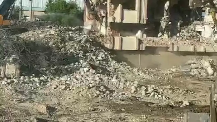 Elazığ'da ağır hasarlı bina tek dokunuşla yıkıldı