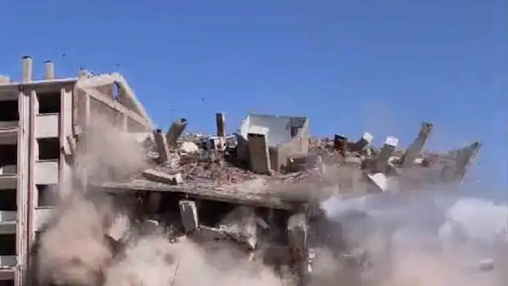 Elazığ'da ağır hasarlı bina tek dokunuşta yerle bir oldu