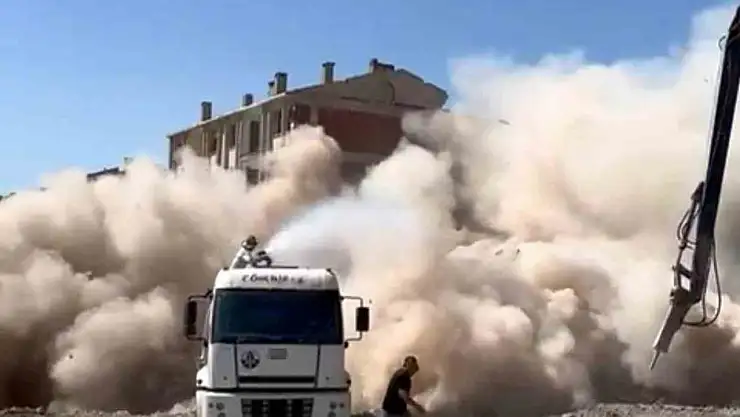 Elazığ'da ağır hasarlı bina tek dokunuş ile yıkıldı