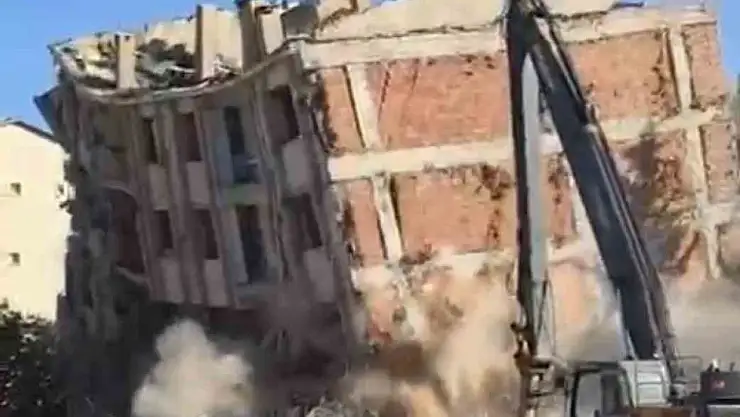 Elazığ'da ağır hasarlı binaların yıkımları sürüyor: Tek dokunuş ile yıkıldı