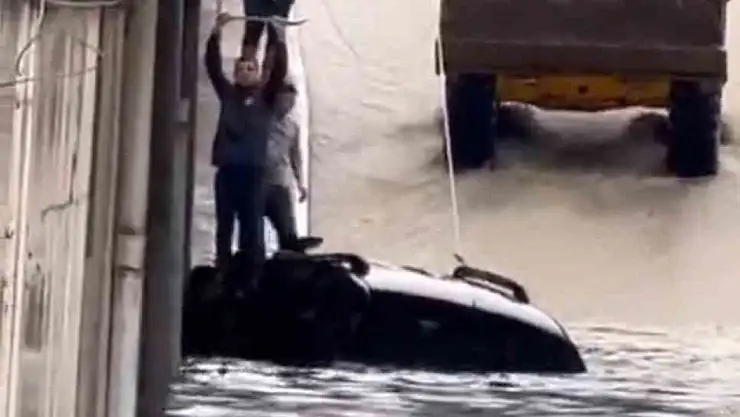 Elazığ'da alt geçidi su bastı: Araç içinde mahsur kalan sürücü kurtarıldı