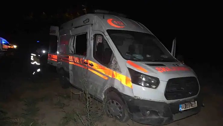 Elazığ'da ambulans şarampole uçtu: 2 yaralı
