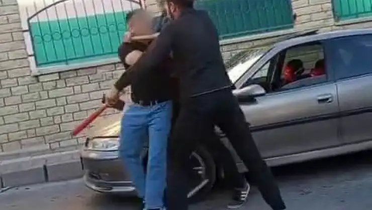 Elazığ'da baltalı-sopalı yol verme kavgası kamerada