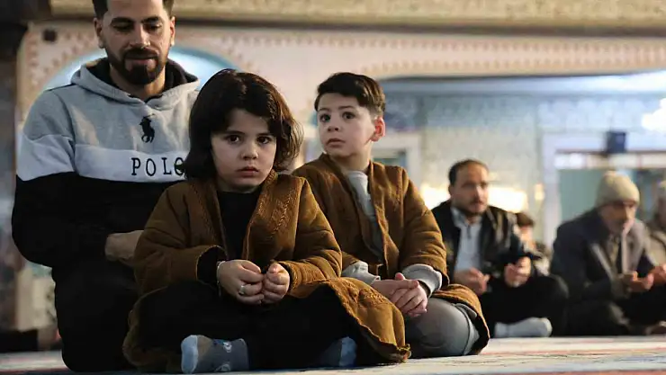 Elazığ'da bayram namazında camiler doldu taştı