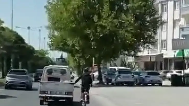 Elazığ'da bisikletlinin tehlikeli yolculuğu