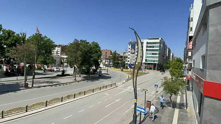 Elazığ'da cadde ve sokaklar boş kaldı