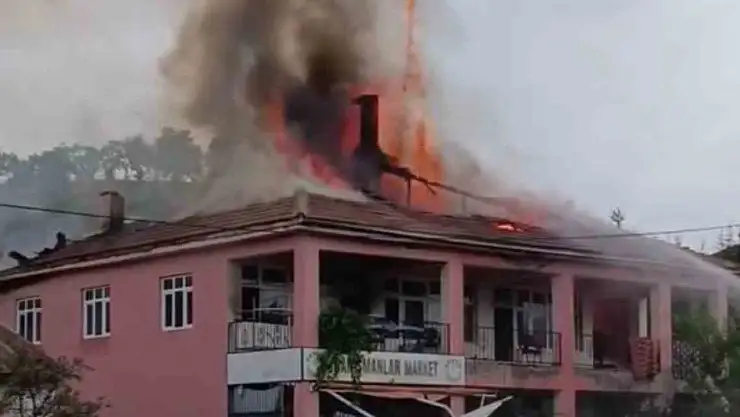 Elazığ'da çatı yangını, itfaiye tarafından söndürüldü