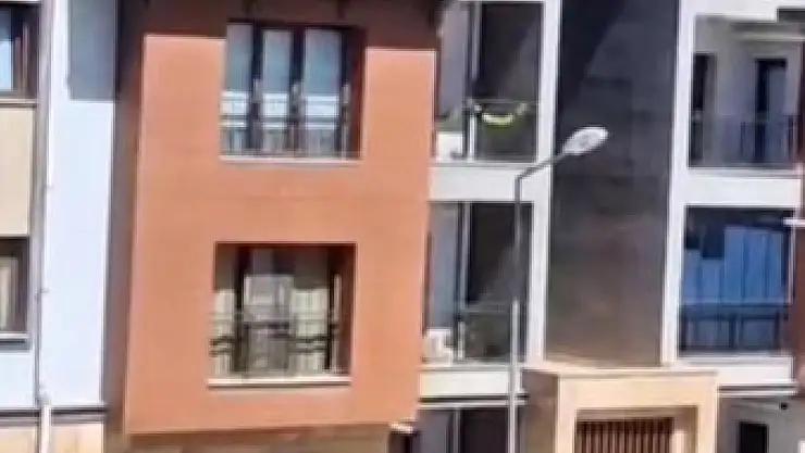 Elazığ'da çatıda tehlikeli çalışma