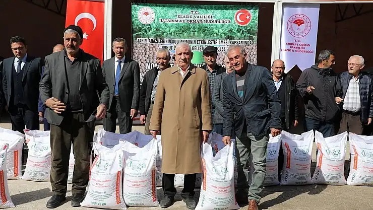 Elazığ'da çiftçilere nohut dağıtıldı