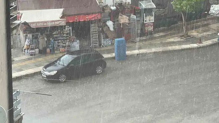 Elazığ'da dolu ve sağanak etkili oldu