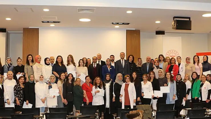 Elazığ'da ebelik, normal doğum bilgi ve beceri artırma, afete hazır olunuş eğitimi sertifika dağıtım töreni