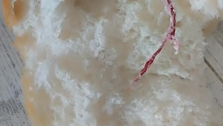 Elazığ'da ekmeğin içinden ip çıktı