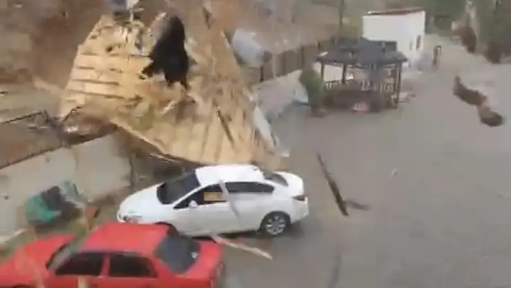 Elazığ'da fırtınadan uçan çatı araçların yanına düştü