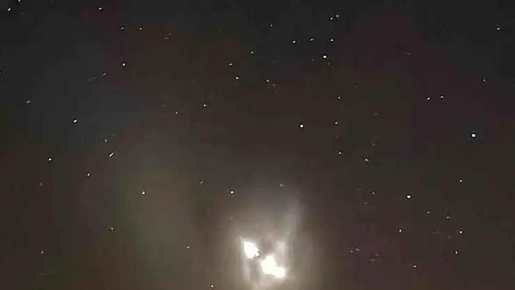 Elazığ'da gece saatlerinde gökyüzünde görülen ışık hüzmesi heyecanlandırdı