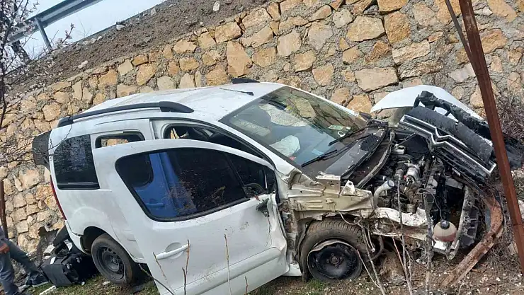 Elazığ'da hafif ticari araç şarampole uçtu: 4 yaralı