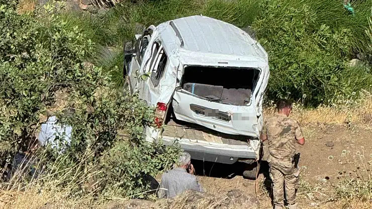 Elazığ'da hafif ticari araç şarampole uçtu: 1 ölü