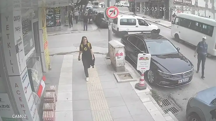 Elazığ'da hafif ticari araçla minibüs çarpıştı, kaza anı kamerada