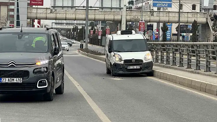 Elazığ'da hafif ticari araçlar çarpıştı