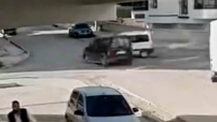 Elazığ'da hafif ticari araçlar çarpıştı