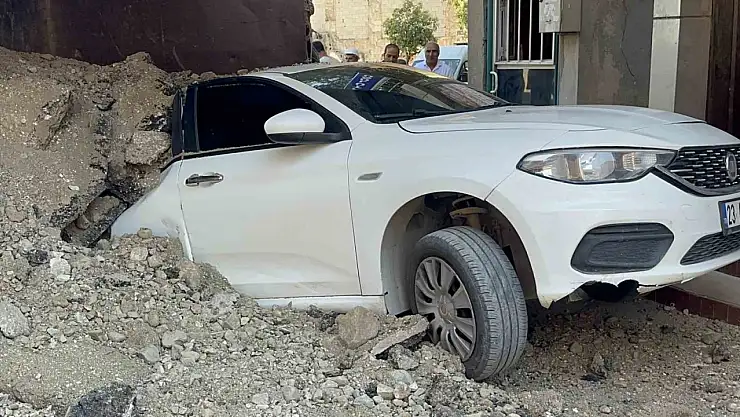 Elazığ'da hafriyat kamyonu otomobilin üzerinde devrildi: 1 yaralı