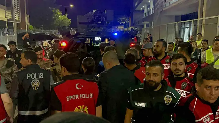 Elazığ'da hakem ve futbolcular zırhlı araçlarla staddan ayrıldı