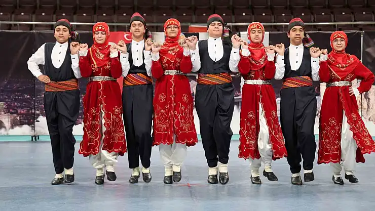 Elazığ'da halk oyunları yarışması renkli görüntüler oluşurdu