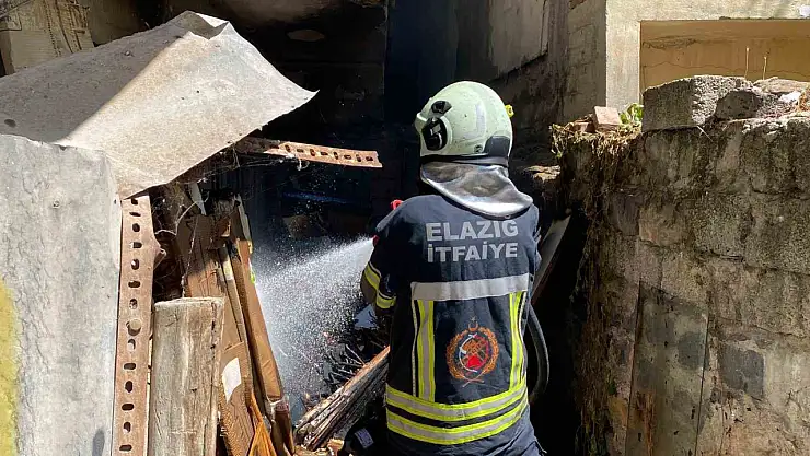 Elazığ'da havalandırma boşluğunda çıkan yangın paniğe neden oldu