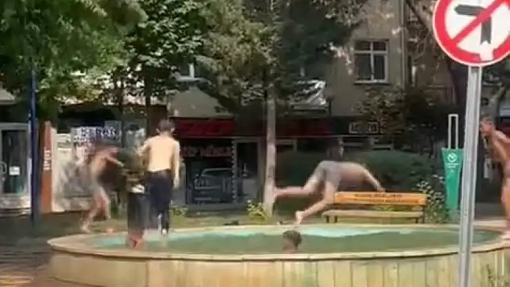 Elazığ'da havalar ısındı, çocuklar süs havuzuna akın etti