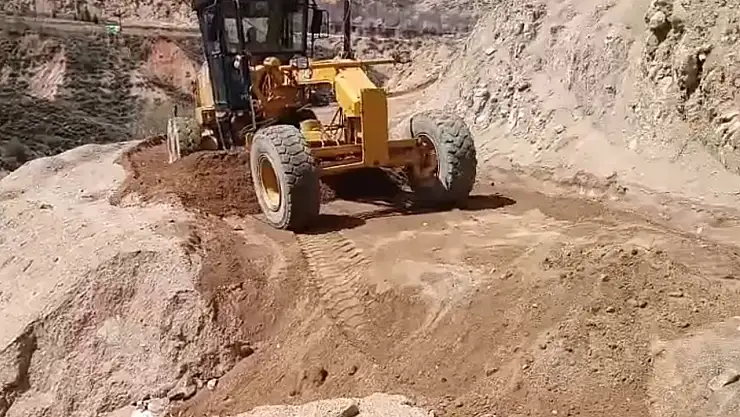 Elazığ'da heyelan nedeniyle zarar gören köy yollarının onarımı sürüyor