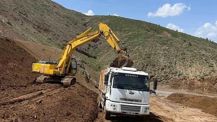 Elazığ'da heyelan nedeniyle zarar gören köy yollarının onarımı sürüyor