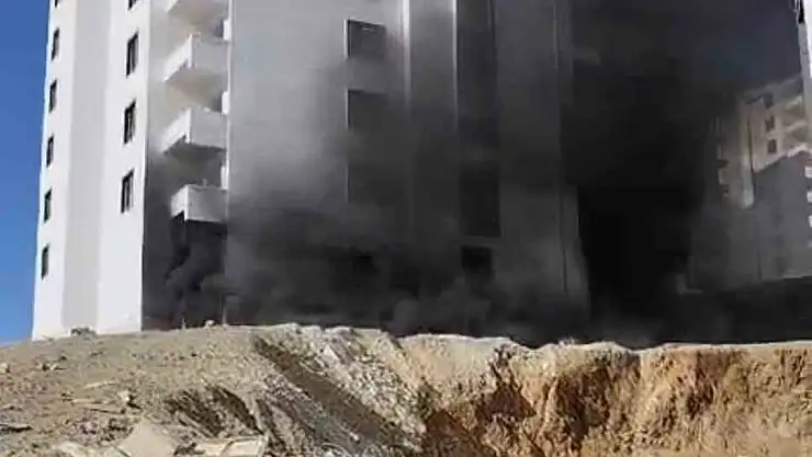 Elazığ'da inşaat halindeki binada yangın çıktı