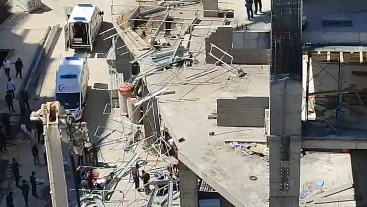 Elazığ'da inşaatın iskelesi çöktü: 2 işçi yaralandı