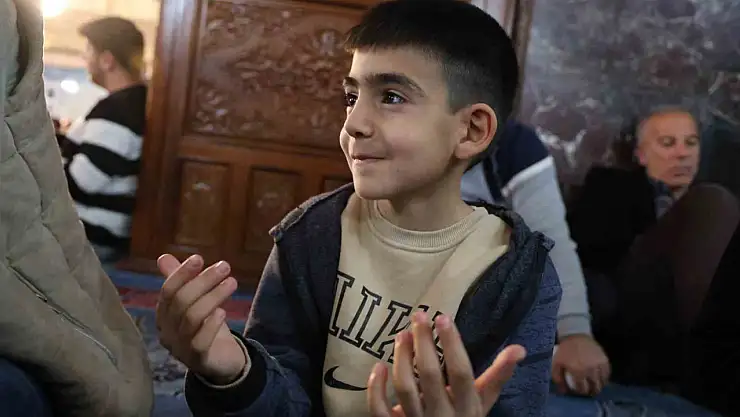 Elazığ'da Kadir Gecesi'nde vatandaşlar camilere akın etti