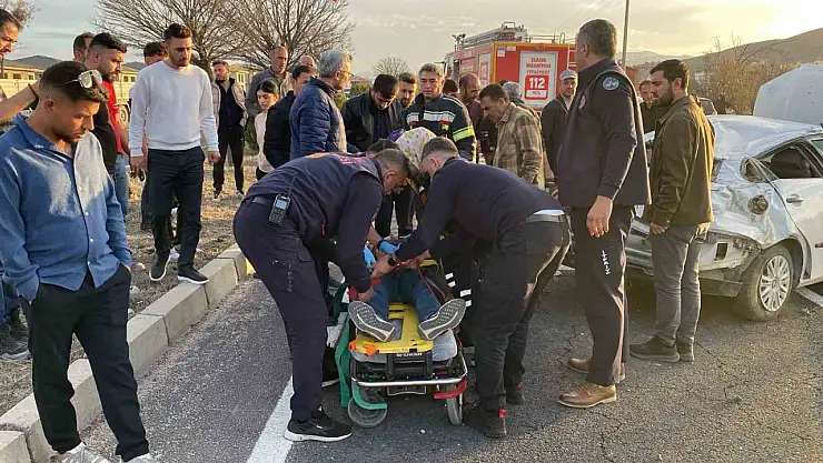 Elazığ'da karşı şeride geçen otomobil takla attı: 1 yaralı